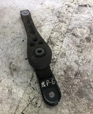 Volkswagen Touran II Engine mount bracket