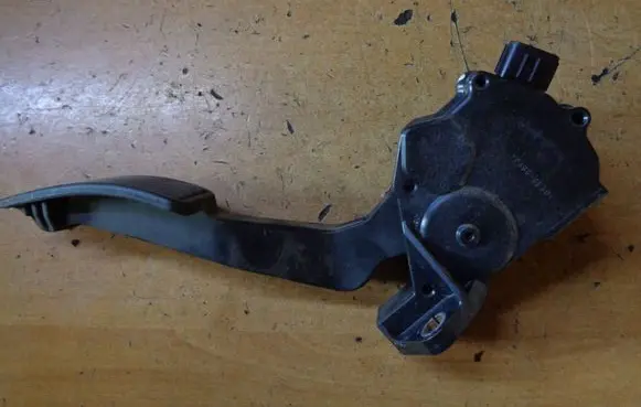 Subaru Legacy Accelerator throttle pedal 36010AG140 1988007120