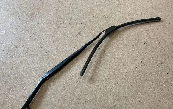 Hyundai Ioniq 5 Front wiper blade arm