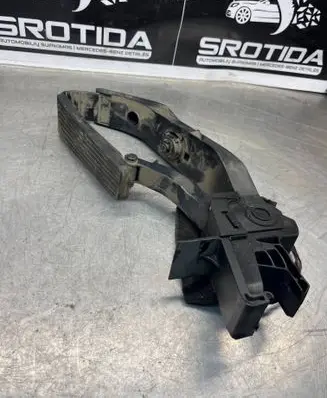 Mercedes-Benz E W211 Accelerator throttle pedal A2113000404