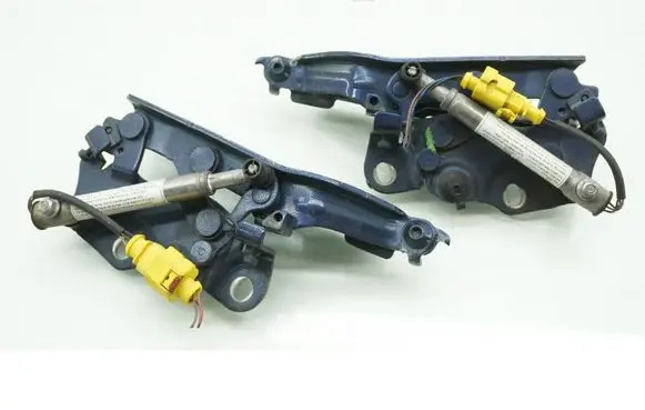 Engine bonnet/hood hinges