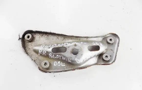 Skoda Octavia Mk2 (1Z) Fender mounting bracket