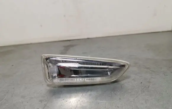 Opel Grandland X Front fender indicator light 13491089