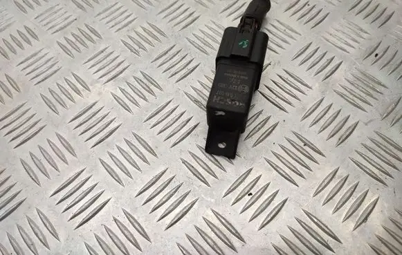 Volvo XC90 Glow plug pre-heat relay 0281003037 31342687