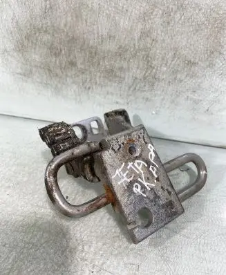 Volkswagen Jetta V Front door lower hinge 