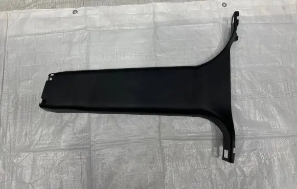 Land Rover Discovery 5 (B) pillar trim (bottom)