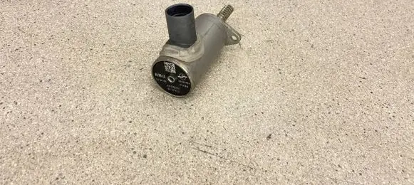BMW M6 Camshaft vanos timing valve 7605025 11377605025