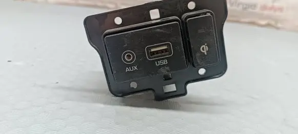Hyundai Kona I USB socket connector F1807050256 9612009880