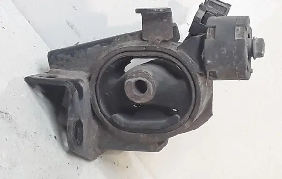 Toyota Corolla E120 E130 Engine mount bracket 123720D080