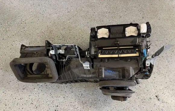 Volkswagen Touran I Electric car heater 1T0820003JL