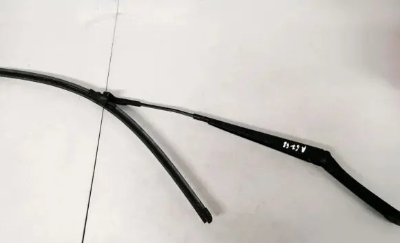Skoda Octavia Mk2 (1Z) Front wiper blade arm