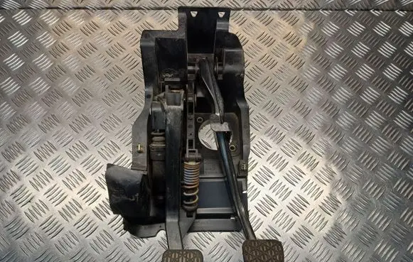 Mercedes-Benz C W203 Pedal assembly A2032903201 A2032901219 2032910101