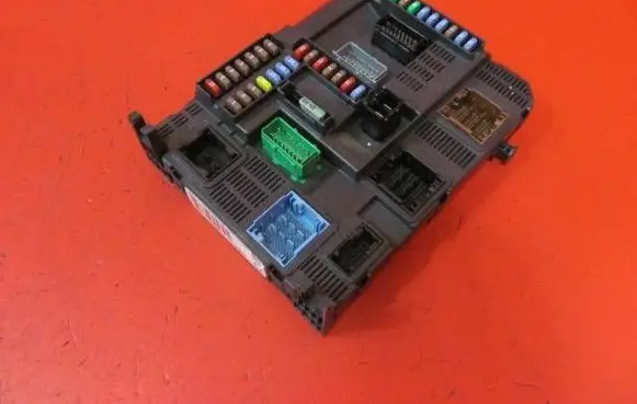 Peugeot 208 I Fuse module 9807532080
