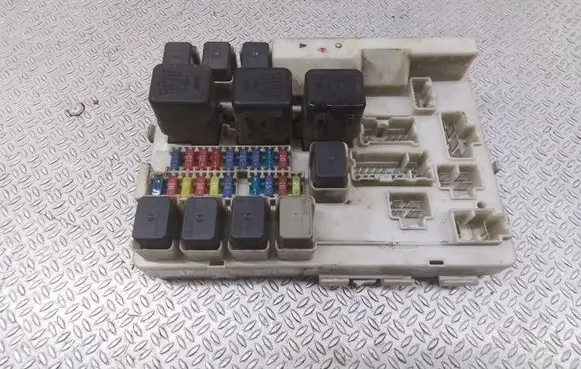 Nissan Maxima A34 Fuse module 284B77Y010