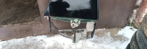 Rear door manual window regulator