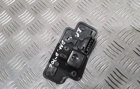Ford S-MAX Tail light bulb cover holder 17320201