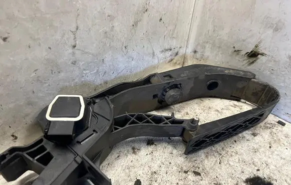 Mercedes-Benz C W203 Accelerator throttle pedal 2113010001