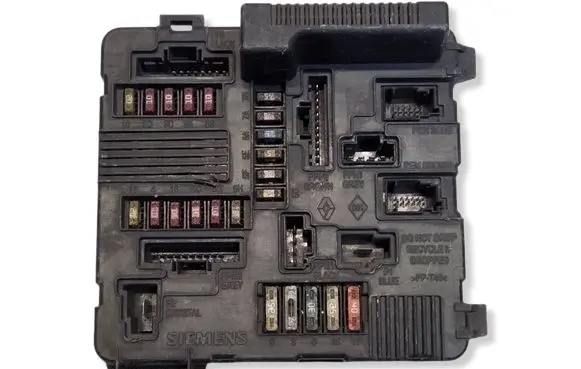 Renault Scenic II - Grand scenic II Fuse module 8200306032 S118399200B 03092