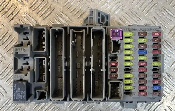 Honda CR-V Fuse module 52575LM F92HSHNR SWAE220