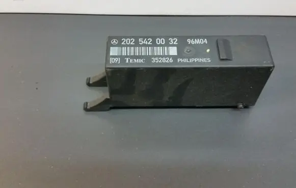 Mercedes-Benz C W202 Light module LCM 2025420032