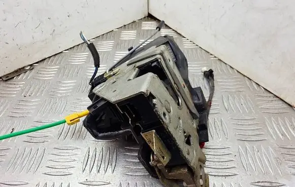 BMW 5 E39 Front door lock 67118352165 8352165