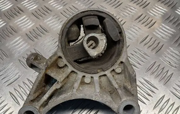 Opel Zafira B Engine mount bracket 2105442