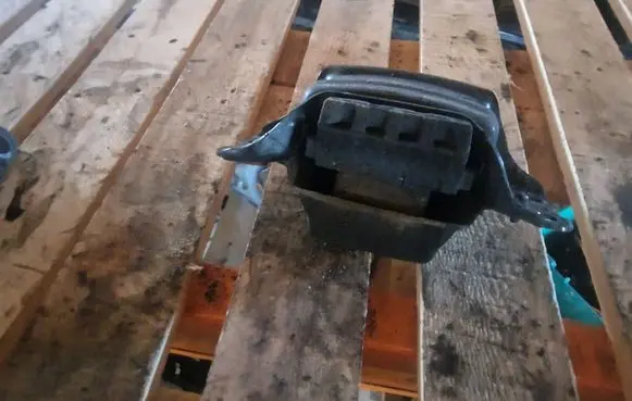 Volkswagen Touran III Engine mount bracket