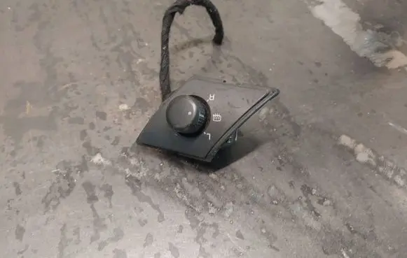 Wing mirror switch