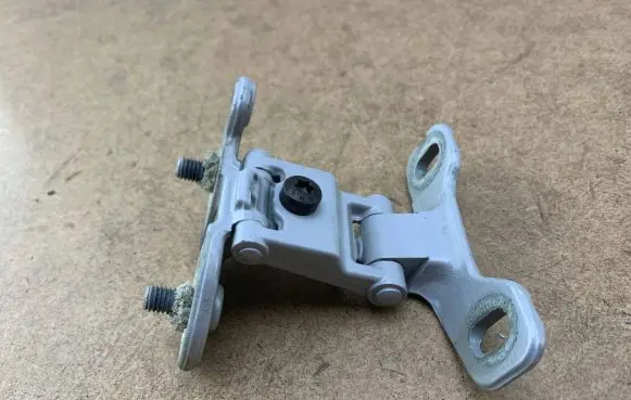 Tailgate/trunk/boot hinge