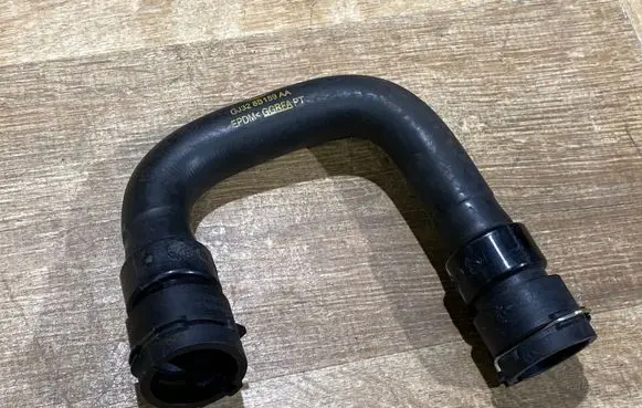 Land Rover Discovery Sport Engine coolant pipe/hose GJ328B159AA