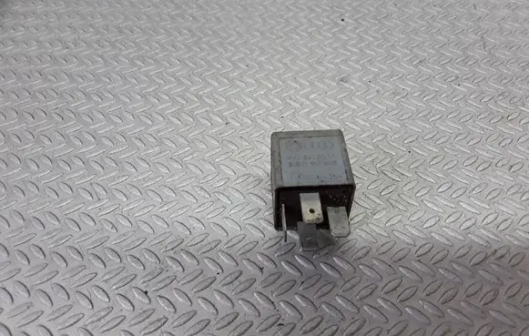Volkswagen PASSAT B5 Other relay 8D0951253A