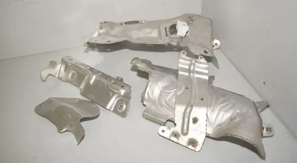 BMW 1 F40 Heat shield in engine bay 8647242 8647243 8483363