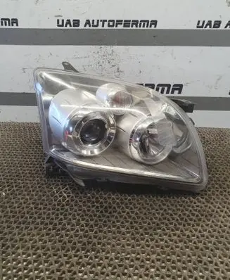 Toyota Avensis T250 Headlight/headlamp 