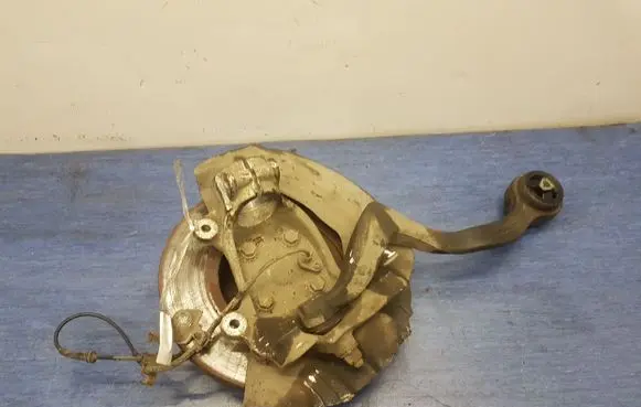 BMW 7 E38 Front wheel hub spindle knuckle