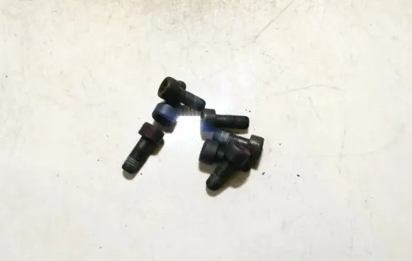 Volvo S40, V40 Nuts/bolts 