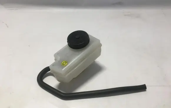 Infiniti Q50 Brake fluid reservoir 