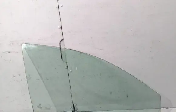 Honda CR-V Front door window glass four-door