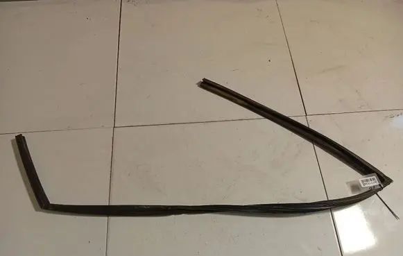 Nissan Tiida C11 Rubber seal front coupe door 