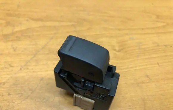Subaru Impreza II Electric window control switch 5902Z