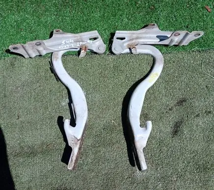 Suzuki SX4 Engine bonnet/hood hinges