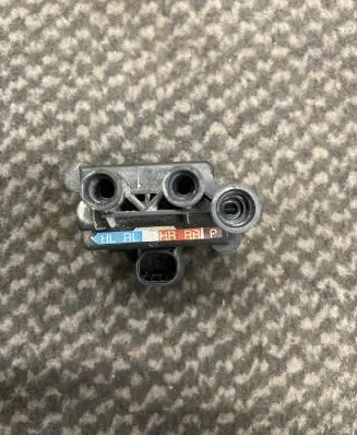 Mercedes-Benz E W212 Air suspension valve block A2513200158