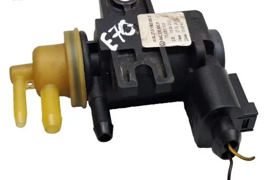 Volkswagen Touran I Turbo solenoid valve 04L131051F