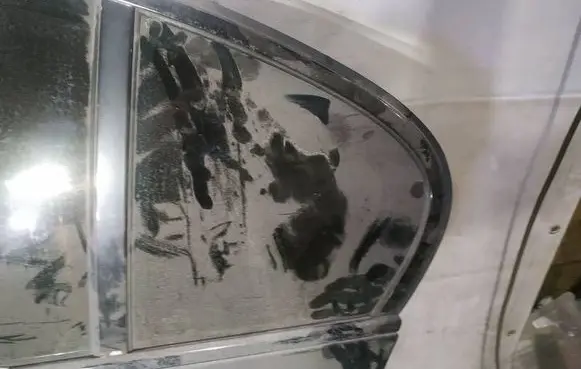 BMW 5 E60 E61 Rear vent window glass as2