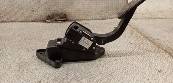KIA Carens II Accelerator throttle pedal CF40277A1D200