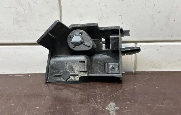Volvo C30 Front bumper mounting bracket 31214662