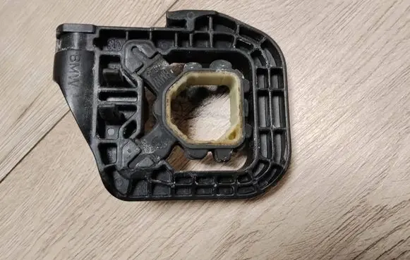 BMW X1 U11 Radiator mount bracket 5A64880