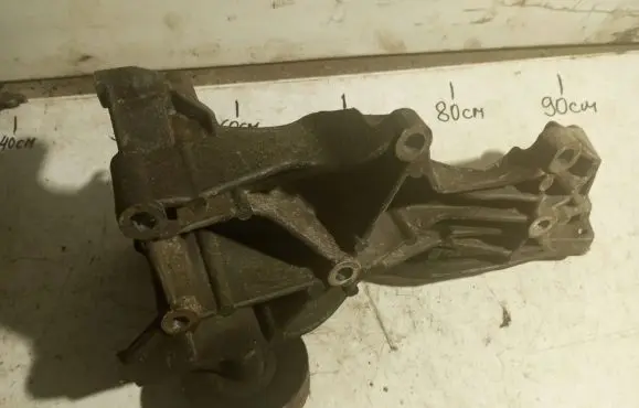 Audi A4 S4 B7 8E 8H Engine mounting bracket 06D903143C