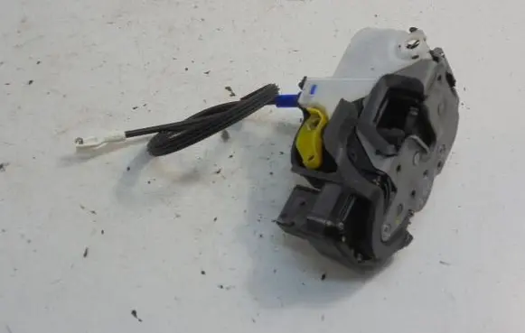 Opel Astra J Front door lock 