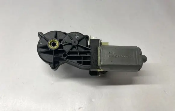 Mercedes-Benz E W212 Seat adjustment motor 0390203326 P10725502