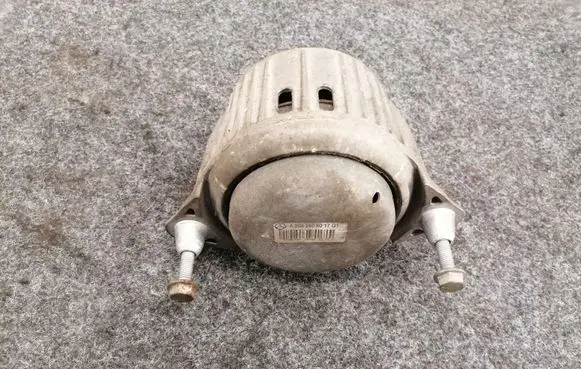Mercedes-Benz CLS C218 X218 Engine mount bracket A2042405817